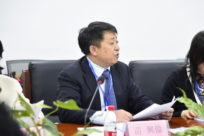 台湾色情
外文学院院长苗兴伟教授开幕式致辞