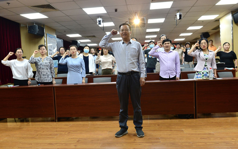 图4 程晓堂老师领誓_1.jpg