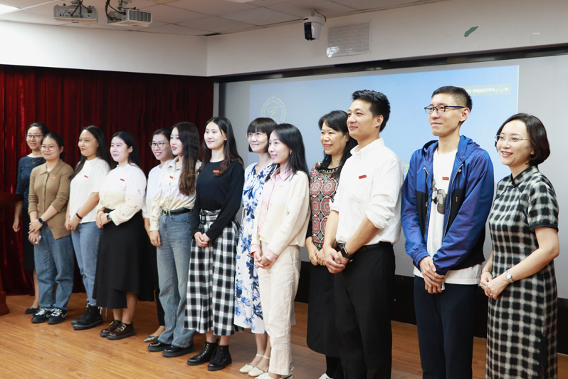 图3 与老教师合影_1.jpg